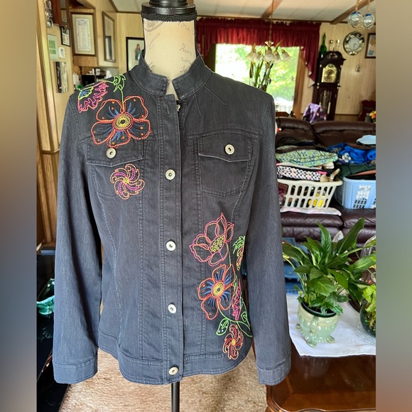 🌸Women’s Jean Jacket with bright neon embroidered flowers 🌸 - Picture 16 of 16